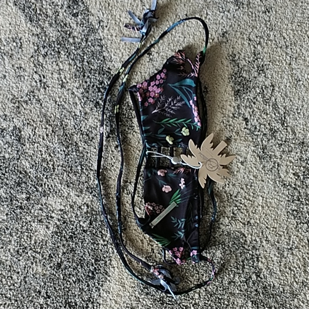 Bettinis Bikini Top Size Small. NWT